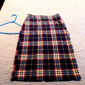 Light knit plaid skirt with slit.